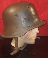 Stahlhelm M 17 mit Schild aufgenietet 2